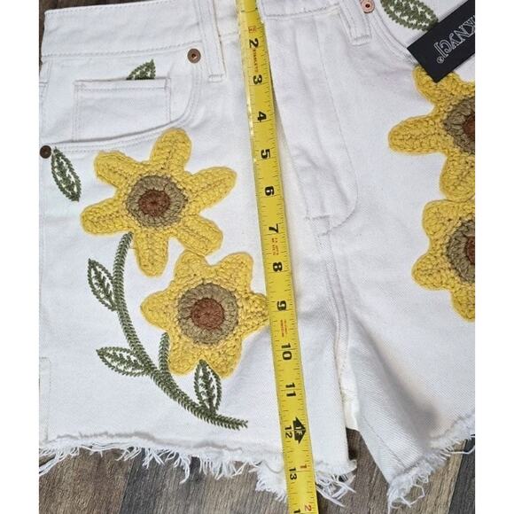 Blank NYC The Reeve Sunflower Floral Embroidered White Denim Shorts 27 New w Tag - Picture 12 of 14